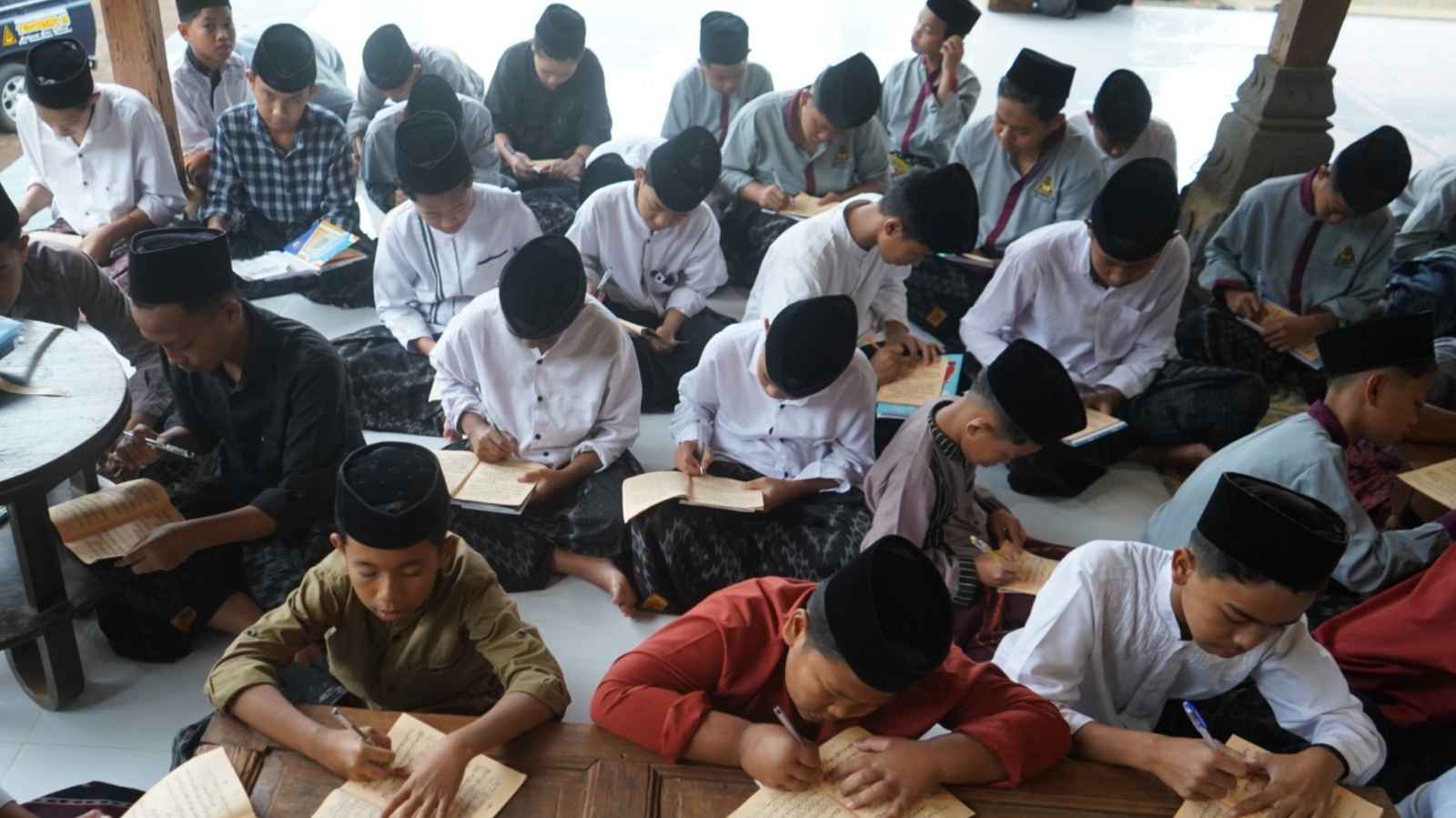 Ngabuburit Bermanfaat! Puluhan Santri Antusias Ngaji Kitab Kuning di Ponpes Almusthofa Tebuireng 16 