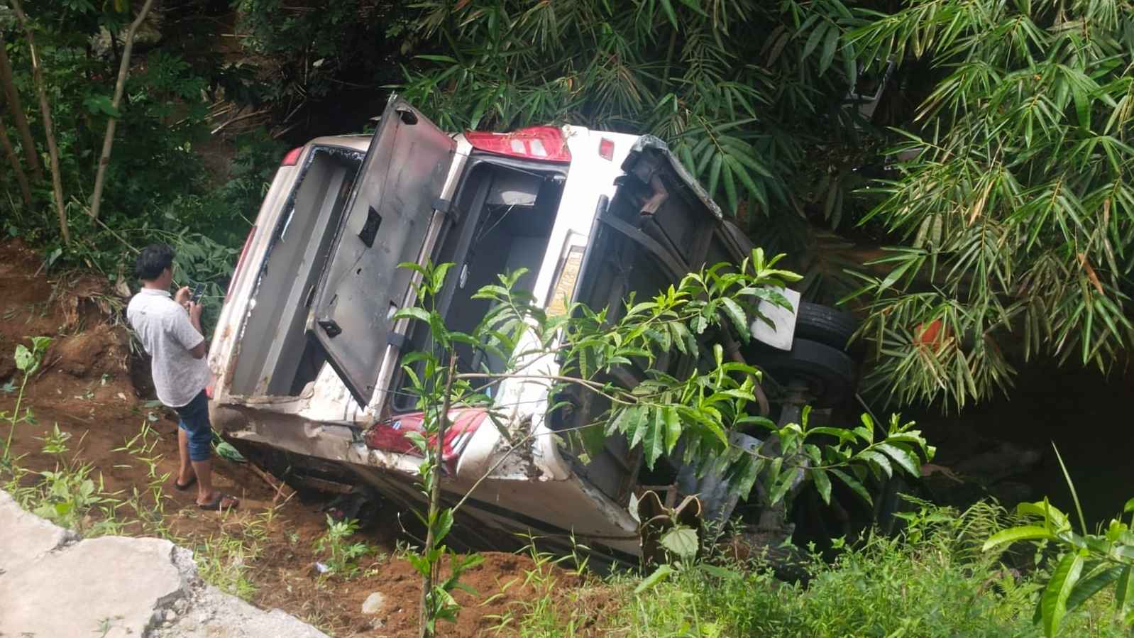 Tak Kuat di Tanjakan Siroto Wonosobo, Bus Kondangan Masuk Jurang, 23 Orang Terluka