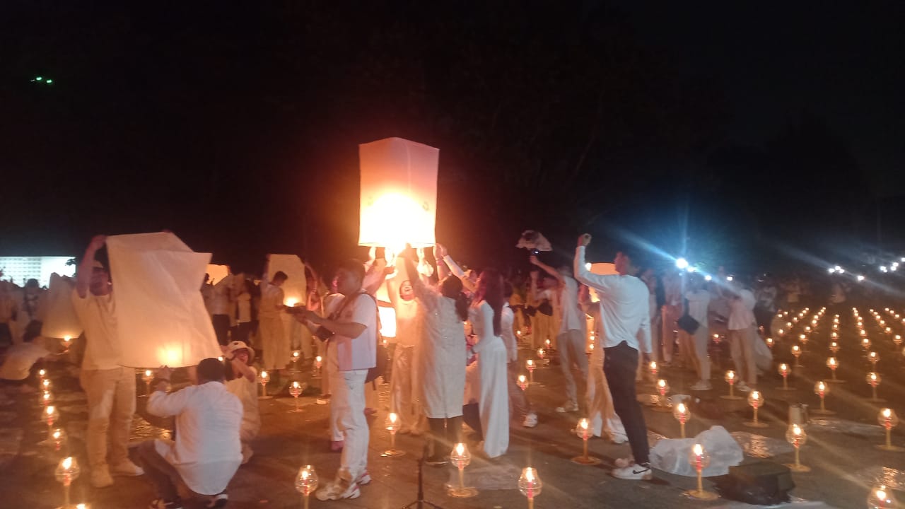 Momen Artis Widi Mulia dan Jordi Onsu Terbangkan Lampion saat Puncak Perayaan Waisak di Candi Borobudur