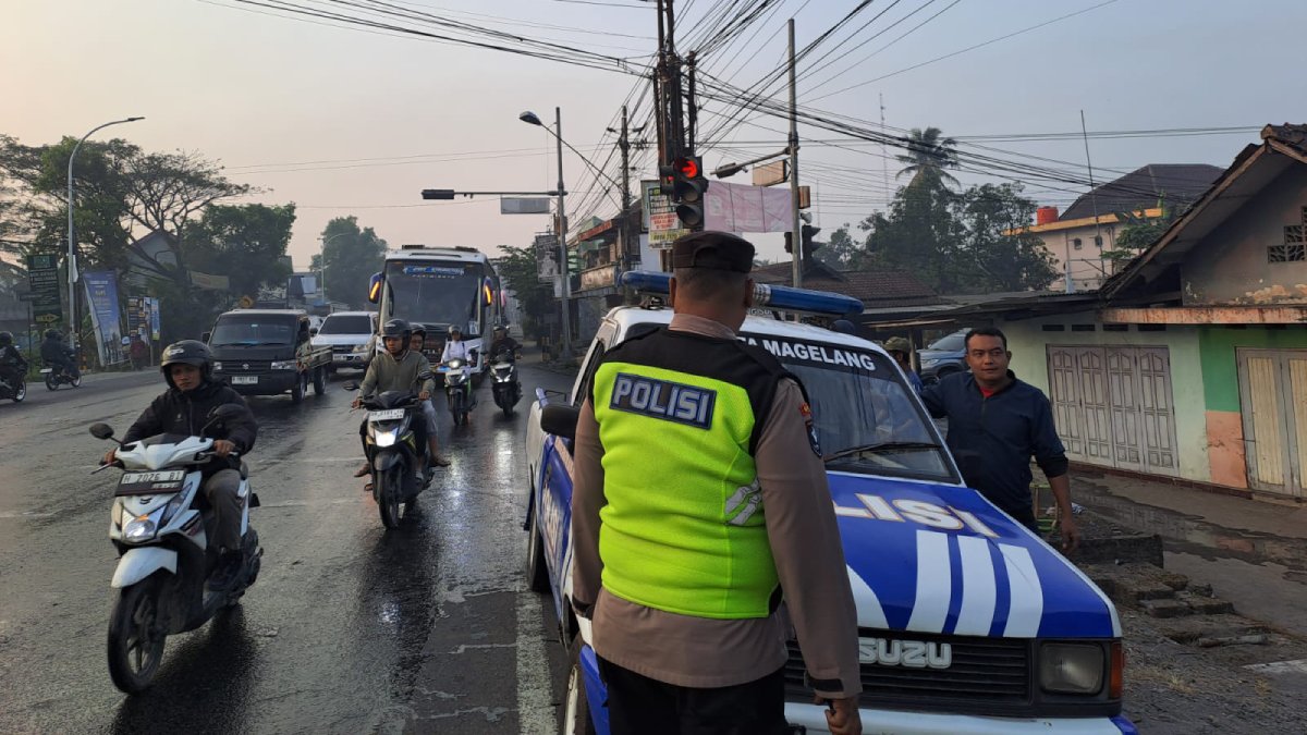 Pemotor Luka Berat Setelah Ditabrak Truk di Simpang Tiga Semen Salam Magelang