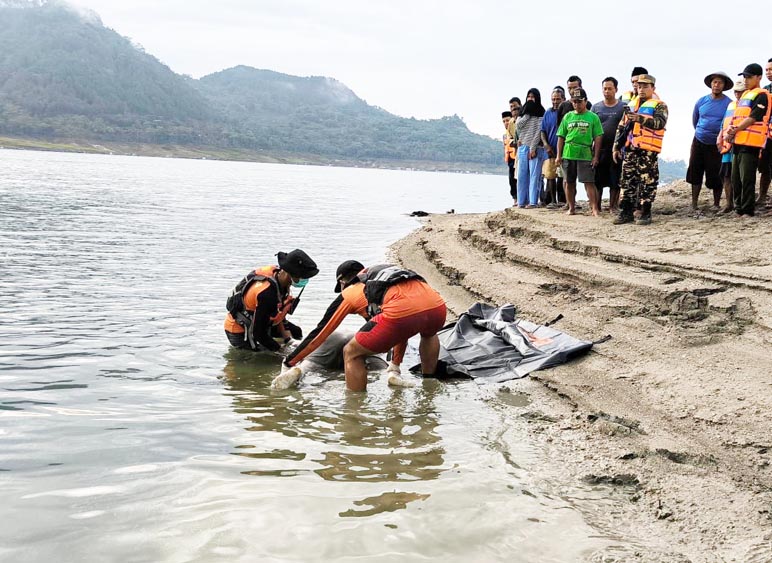 Sisir Waduk Wadaslintang, Rohiman Ditemukan Tenggelam Terlilit Jala