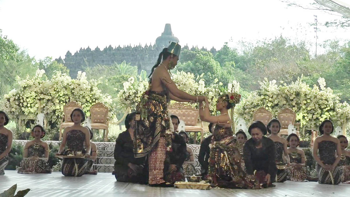 VIRAL! Pernikahan Unik di Borobudur Jadi Tontotan Pengunjung