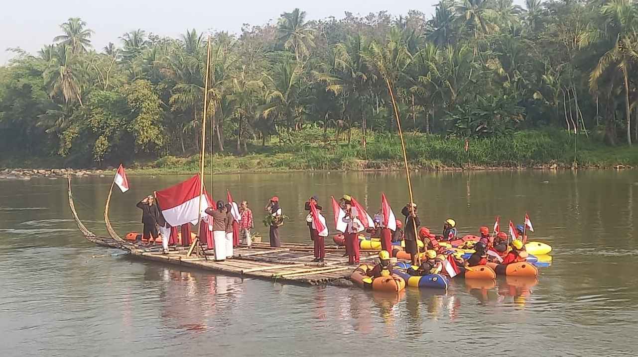 Upacara HUT Ke-80 RI di Desa Sambeng Borobudur Digelar di Atas Getek Sungai Progo