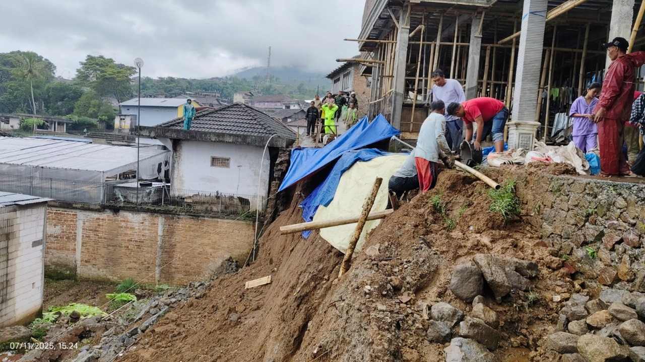 Hujan Deras Picu Talud 15 Meter Longsor di Bulu Temanggung, Dua Rumah Terancam