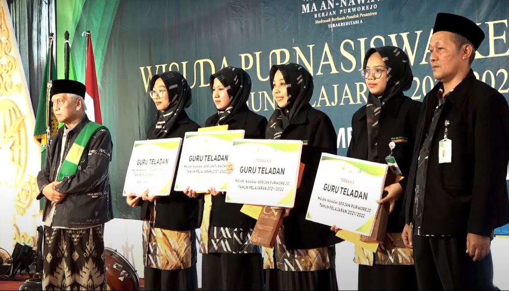 Wisuda Purnasiswa MA An-Nawawi Purworejo, Guru Teladan Diberi Penghargaan