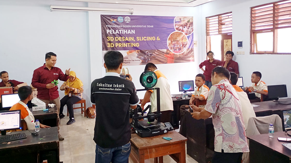Tim Dosen Universitas Tidar Hibahkan Media Pembelajaran Otomotif Saat Pelatihan Pencetakan 3D