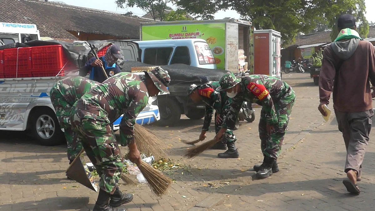 Kodim Temanggung Terjun Langsung Bersihkan Sampah di Pasar Kranggan