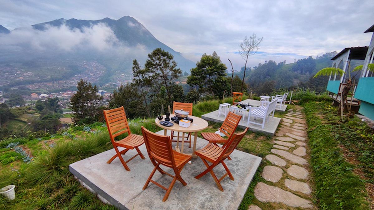 Emang Boleh Menikmati Sajian Lezat dengan View Merapi dan Merbabu Seindah Ini?