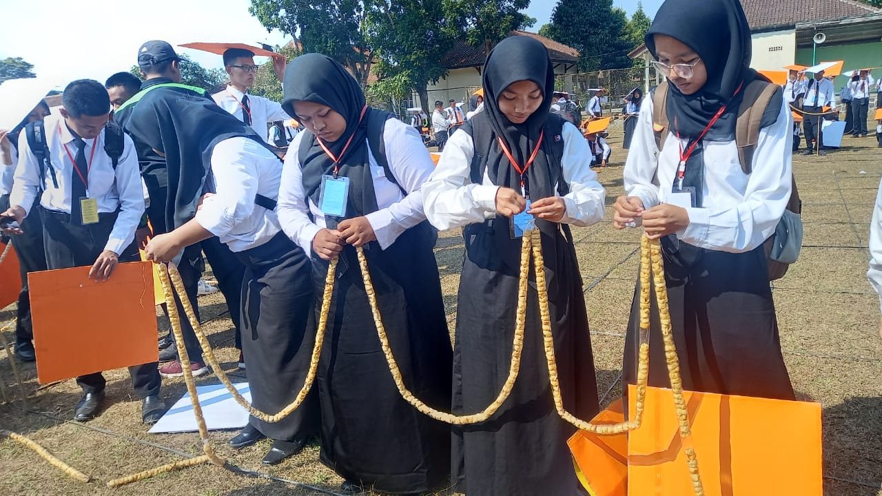 Rangkaian Pothil Terpanjang oleh Maba Faperta Untidar Magelang Pecahkan Rekor Muri