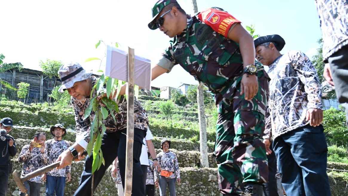 Pj Bupati Temanggung Ajak Warga Rawat Pohon Demi Kelestarian Alam