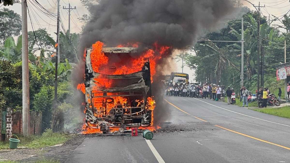 Bus AKAP Terbakar di Temanggung, Diduga Korsleting Mesin, Kerugian Capai Rp1 Miliar