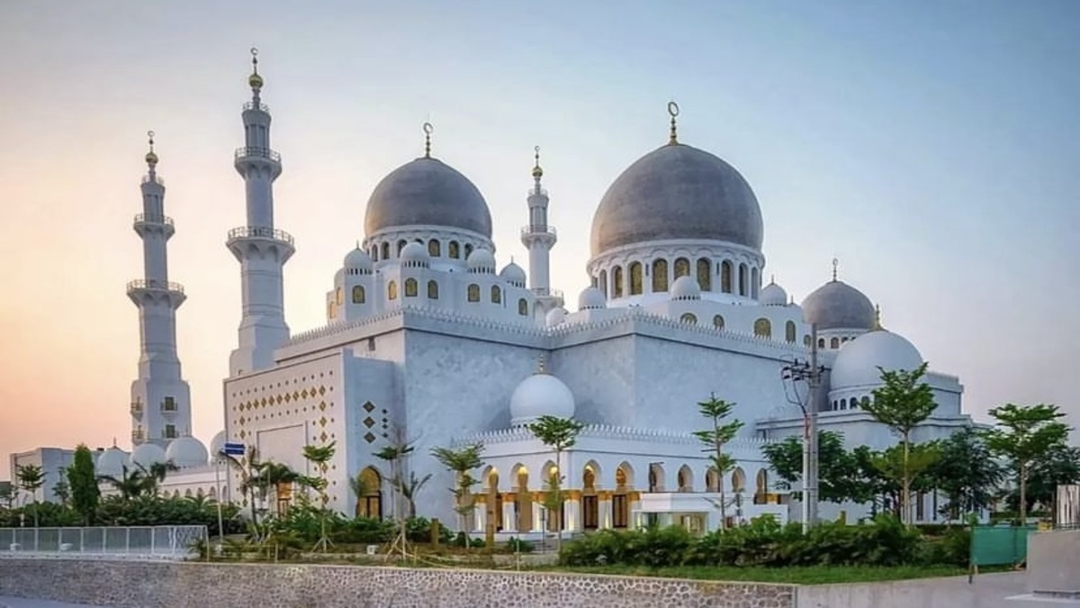 Wisata Religi di Masjid Raya Sheikh Zayed Solo yang Megah Replika Dari Masjid Arab! 