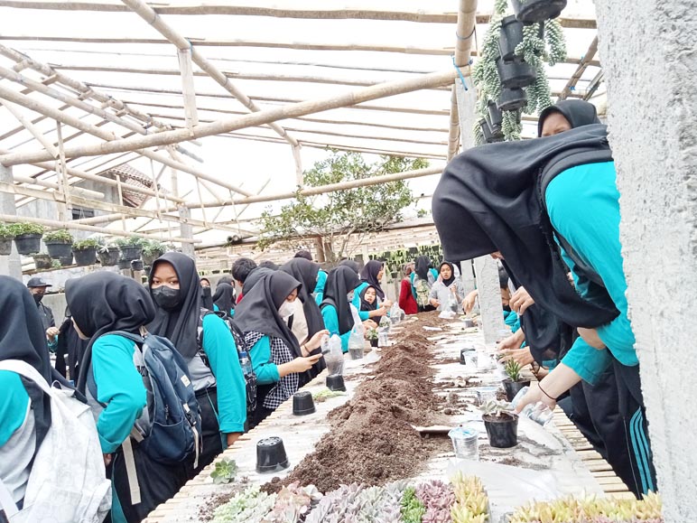 Studi Lapangan P5 Fase F SMKN 2 Magelang di Desa Dukuh Kopeng