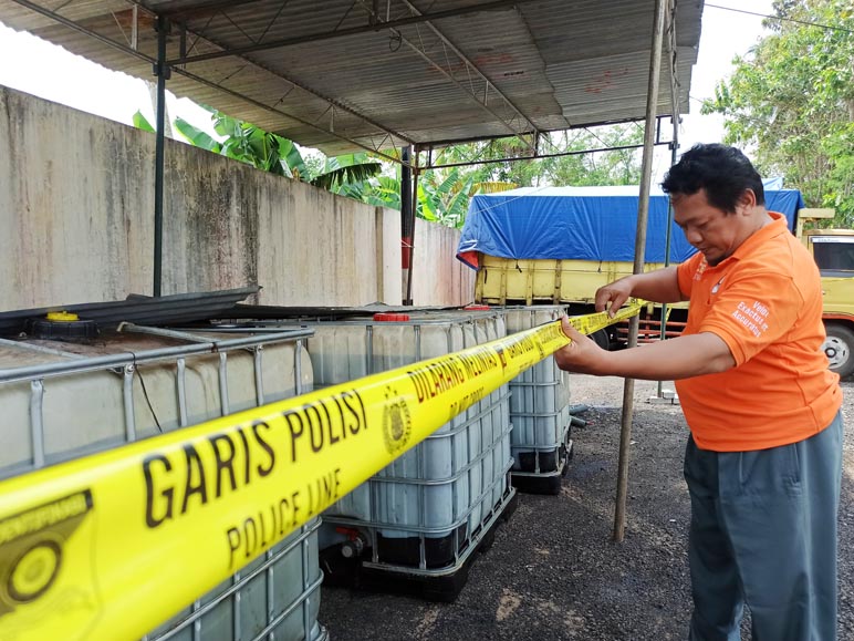 Duh! Dua Pria di Temanggung Ketahuan Timbun 8.000 Liter Solar Bersubsidi 