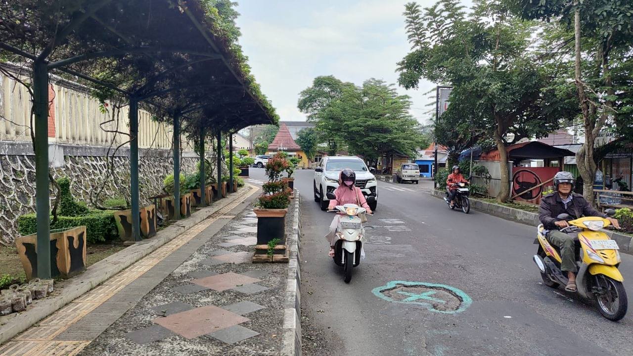 Jalan Rusak di Depan Kantor Bupati Temanggung Dikeluhkan Warga, Belum Juga Diperbaiki