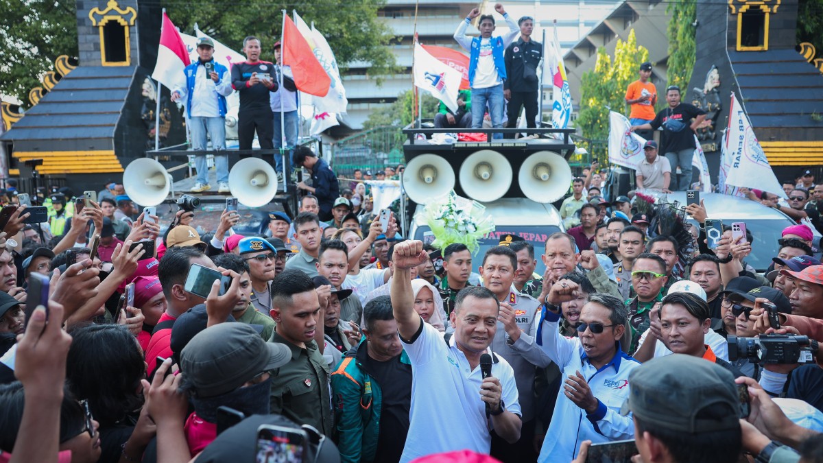 Gubernur Jateng Ahmad Luthfi Janjikan Penuhi Tuntutan Buruh saat Demo May Day