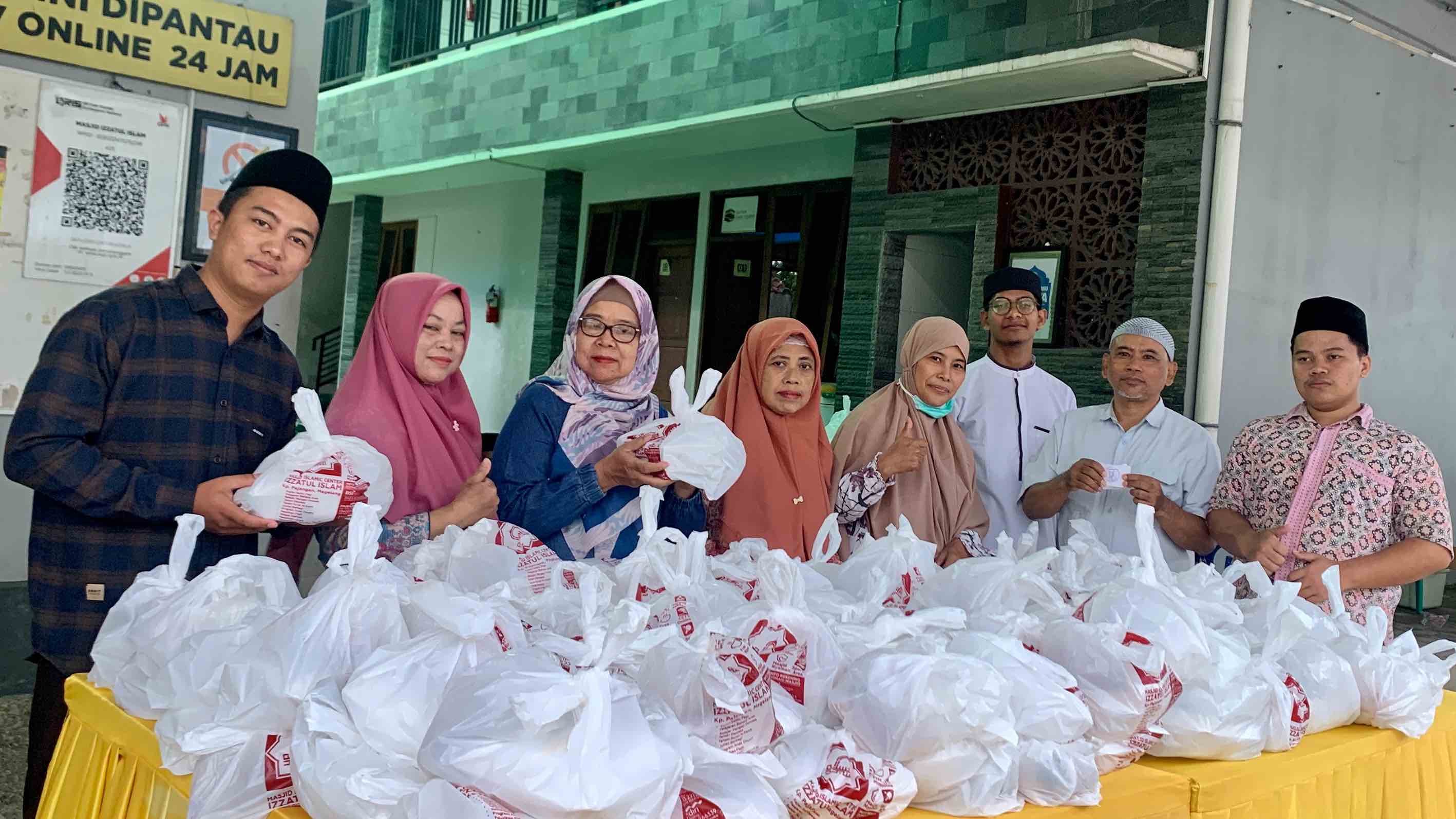 Masjid Izzatul Islam Kota Magelang Rutin Bagikan Ratusan Takjil Selama Bulan Ramadan