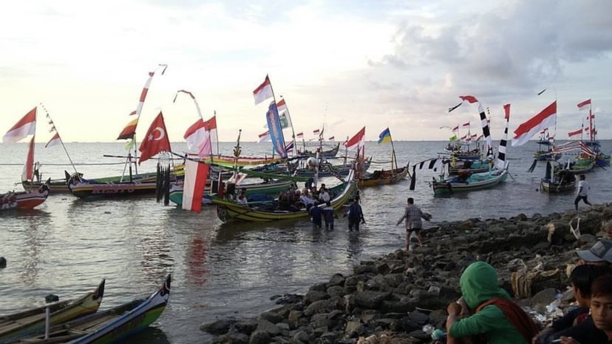 Pantai Lekok yang Indah Sekaligus Unik di Jatim Ini Punya Hiasan Perahu Nelayan yang Sangat Menarik!