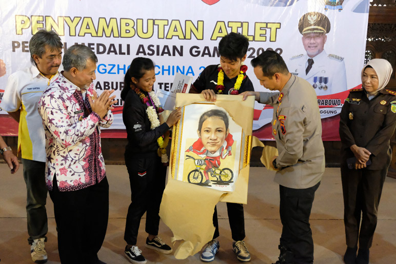 Peraih Medali Emas Asean Games Terima Bonus Dari Pemkab Temanggung
