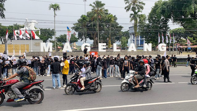 BREAKING NEWS! Mahasiswa Untidar Magelang Unjuk Rasa di Alun-alun Tuntut Jokowi Diadili