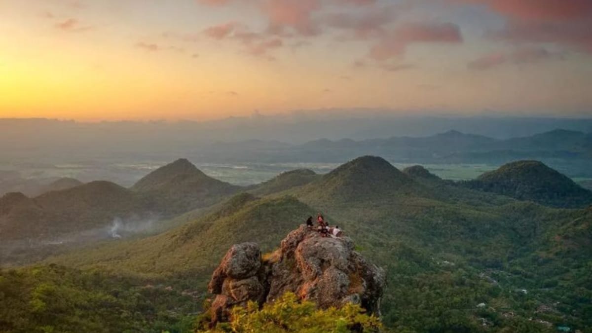Menikmati Matahari Terbenam dari Puncak Bukit Cumbri, Spot Foto Primadonanya Wonogiri!