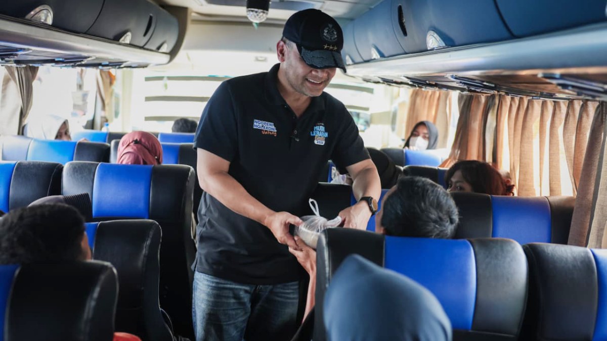 Pedagang Bakso Hadiahi Gubernur Ahmad Luthfi Bakso Saat Mudik Gratis Jateng