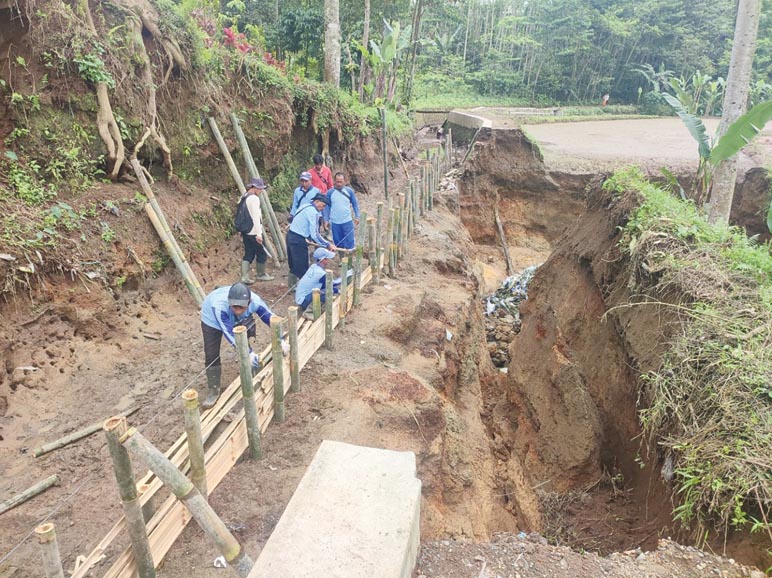 Tanggul Irigasi yang Jebol di Mangli Wonosobo Dipasang Geobag