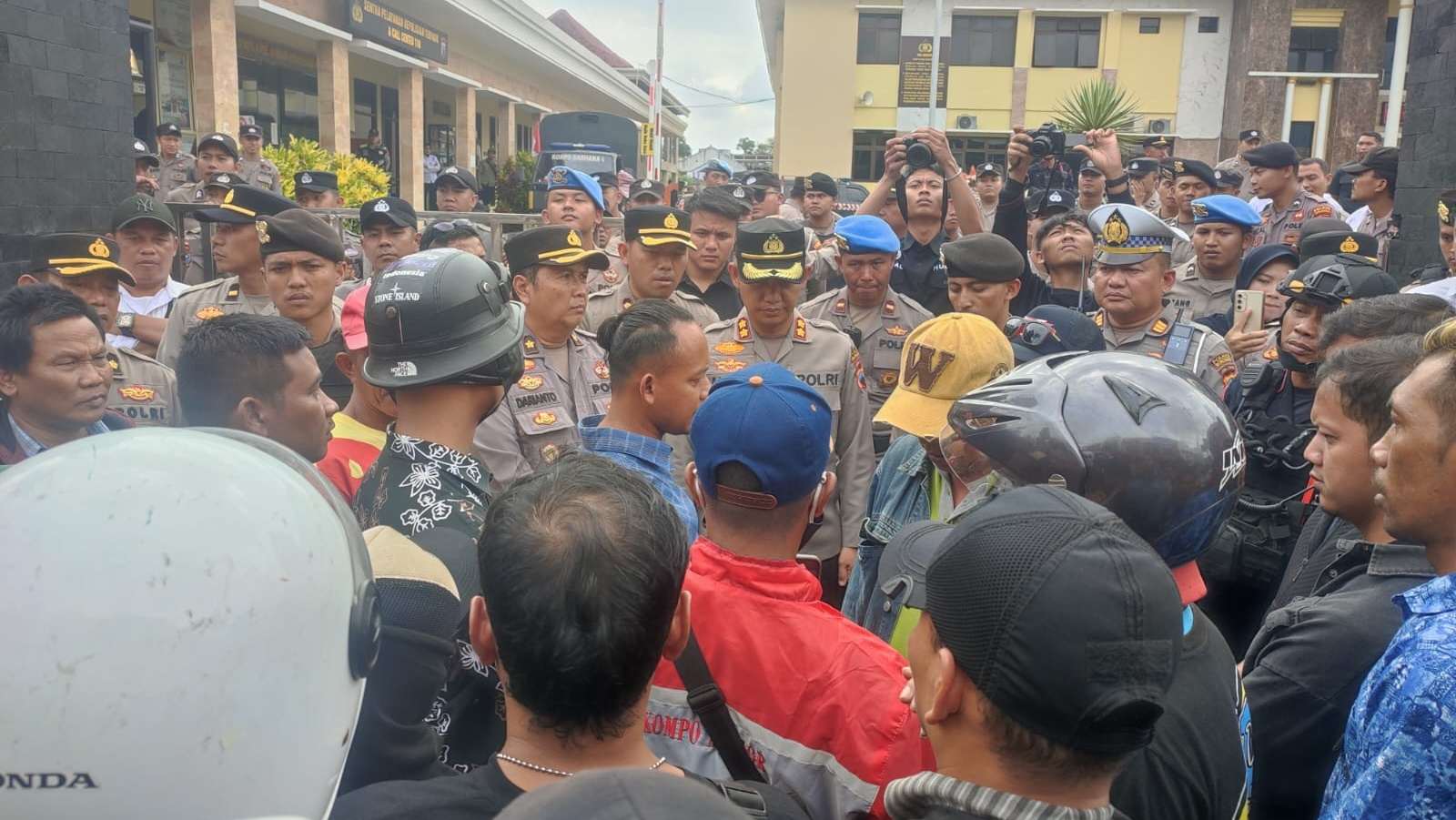 Warga Sejambu Demo Polres Wonosobo, Tuntut Pelaku Dihukum Mati