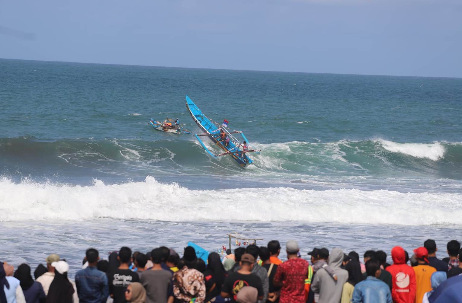 Nelayan Kertojayan Purworejo Larung Kepala Kambing Kendit dalam Sedekah Laut