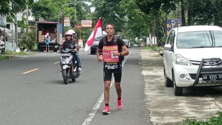 Sambut Purna Tugas, Seorang ASN di Wonosobo Jemput SK Pensiun dengan Lari Maraton