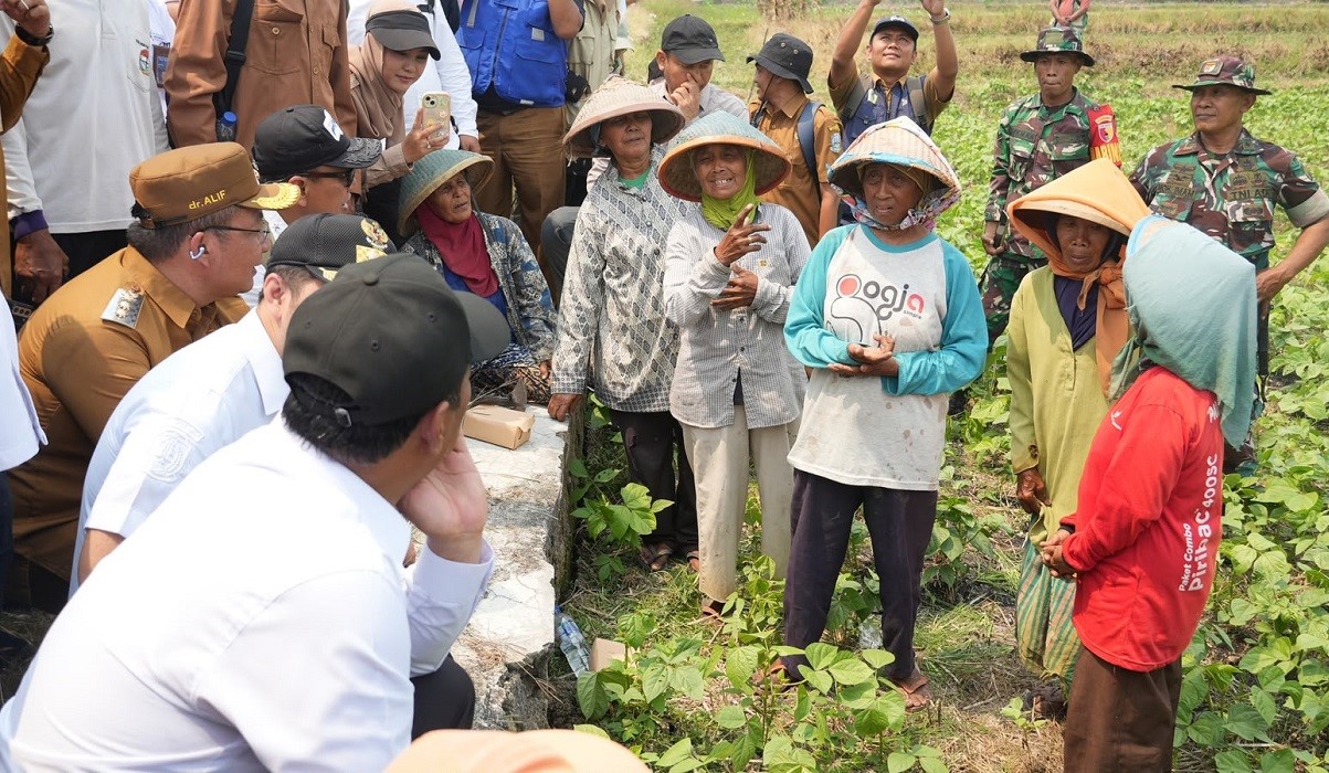 Mentan Amran Siapkan Aturan Baru agar Buruh Tani Bisa Dapat Alsintan