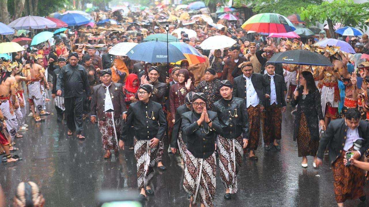 Hujan Deras Tak Surutkan Semangat Boyong Menoreh, Bupati Temanggung Tetap Pimpin Kirab Sakral HUT ke-191