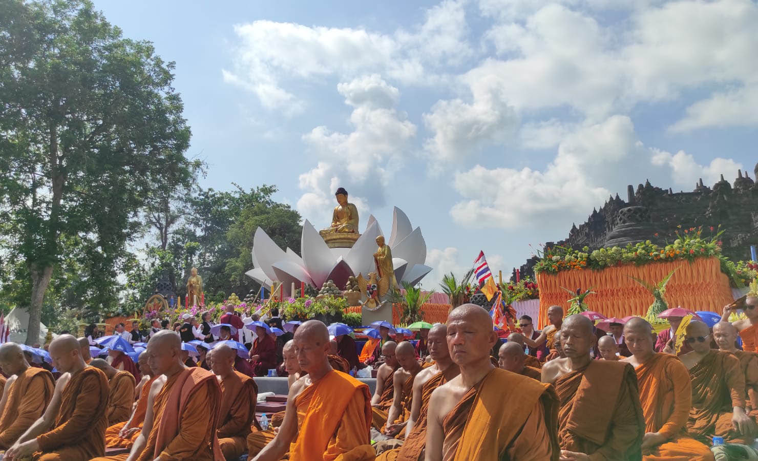 Kemeriahan Waisak 2023, Ribuan Umat Buddha Padati Candi Borobudur