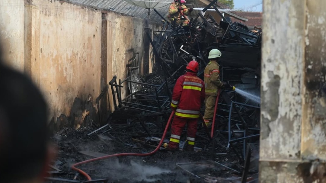 Bupati Turun Tangan Padamkan Kebakaran di Eks Kantor Dinas Pendidikan Temanggung