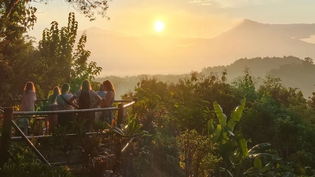 5 Rekomendasi Wisata Bukit di Magelang, Punya View Gunung Sindoro hingga Merapi