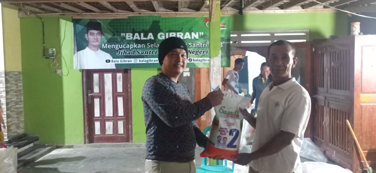 Relawan Bala Gibran Kabupaten Magelang Bagikan Paket Sembako, Fokus pada Kerja Nyata untuk Masyarakat