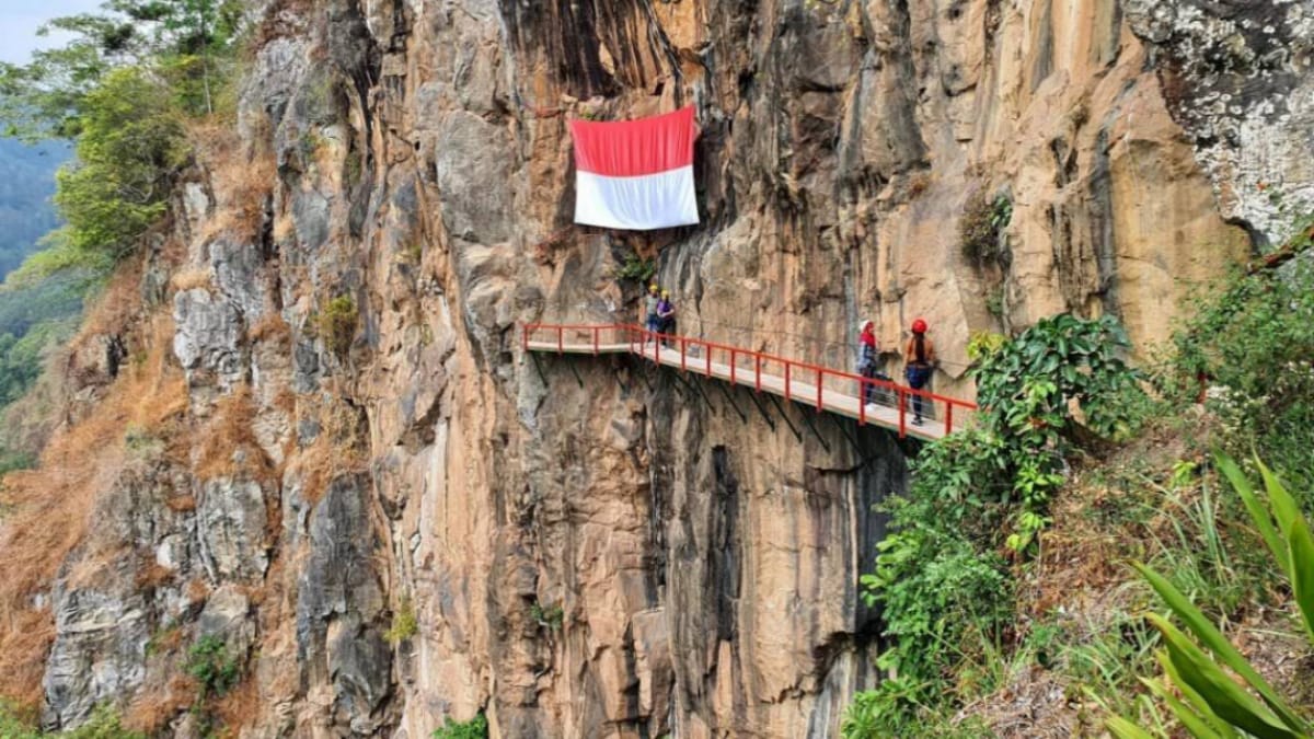 Wisata Alam Gumuk Reco Semarang Sajikan Keseruan Memacu Adrenalin dengan Melewati Jembatan Tebing