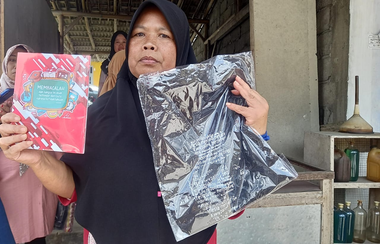 Usai Resmikan Jalur Evakuasi Merapi di Magelang, Jokowi Langsung Bagi-Bagi Kaos ke Warga
