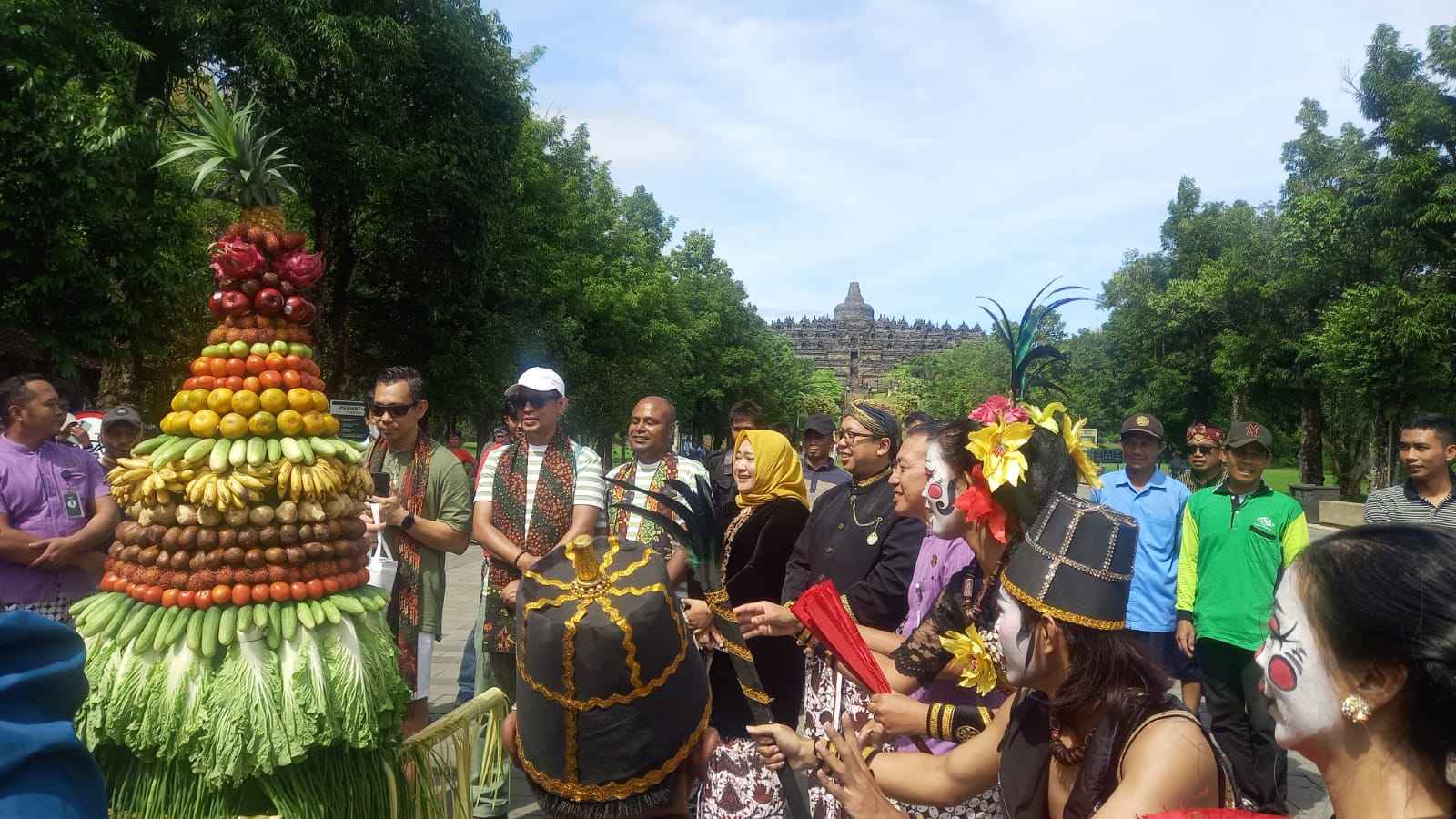 Pengunjung Berebut Gunungan Buah dan Sayur di Borobudur Magelang saat HUT InJourney ke-3