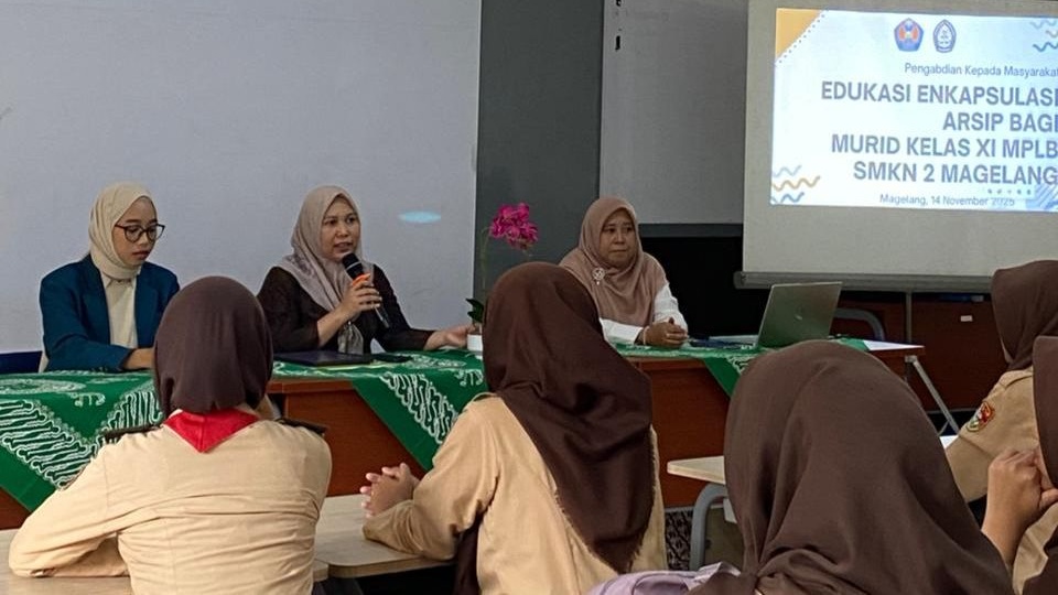 UNDIP Kenalkan Enkapsulasi Arsip di SMKN 2 Magelang Lewat Pelatihan Preservasi Dokumen