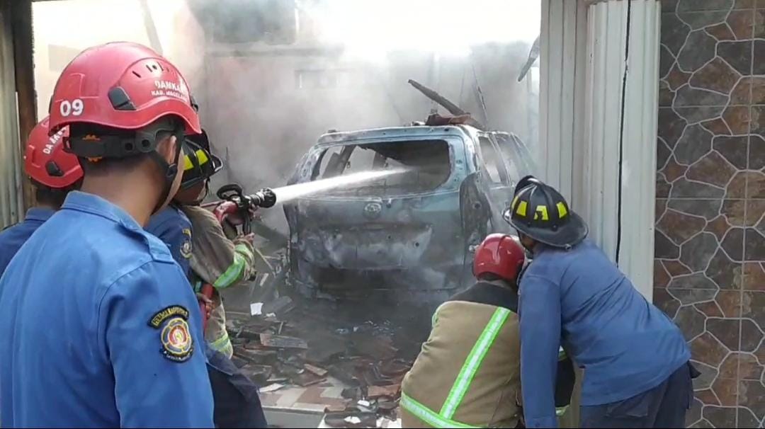 Garasi di Mertoyudan Magelang Ludes Terbakar, 1 Mobil dan 2 Motor Hangus, Kerugian Capai Rp300 Juta