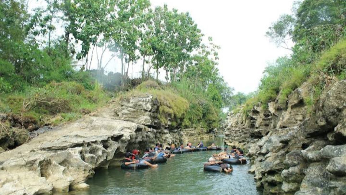 Momen Seru Wisata River Tubing Sungai Oyo, Surga Tersembunyi di Yogyakarta yang Indah dan Bikin Terkesima 