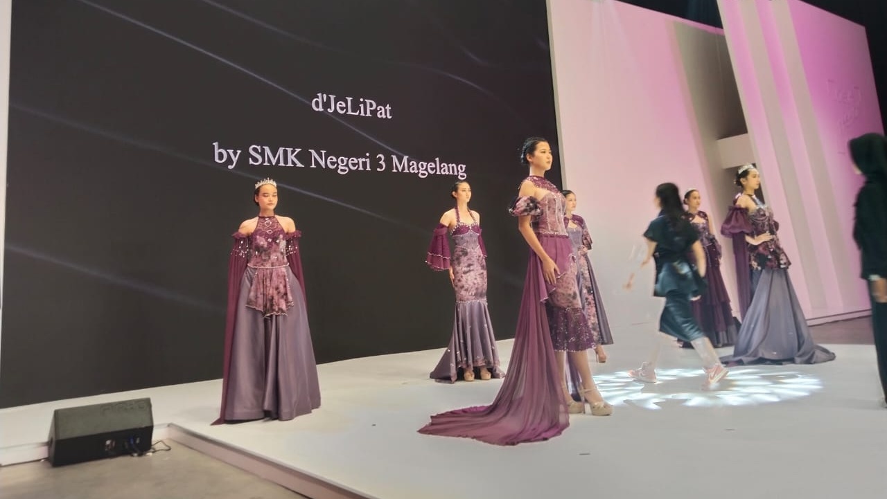 d’JeLiPat SMKN 3 Magelang Tampil Memukau di Jogja Fashion Week 2025