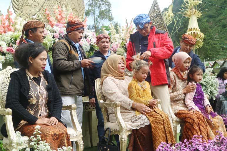 Ruwat Potong Gembel, di Depan Sandiaga Uno Ada Perempuan Dewasa Minta Kambing Bunting