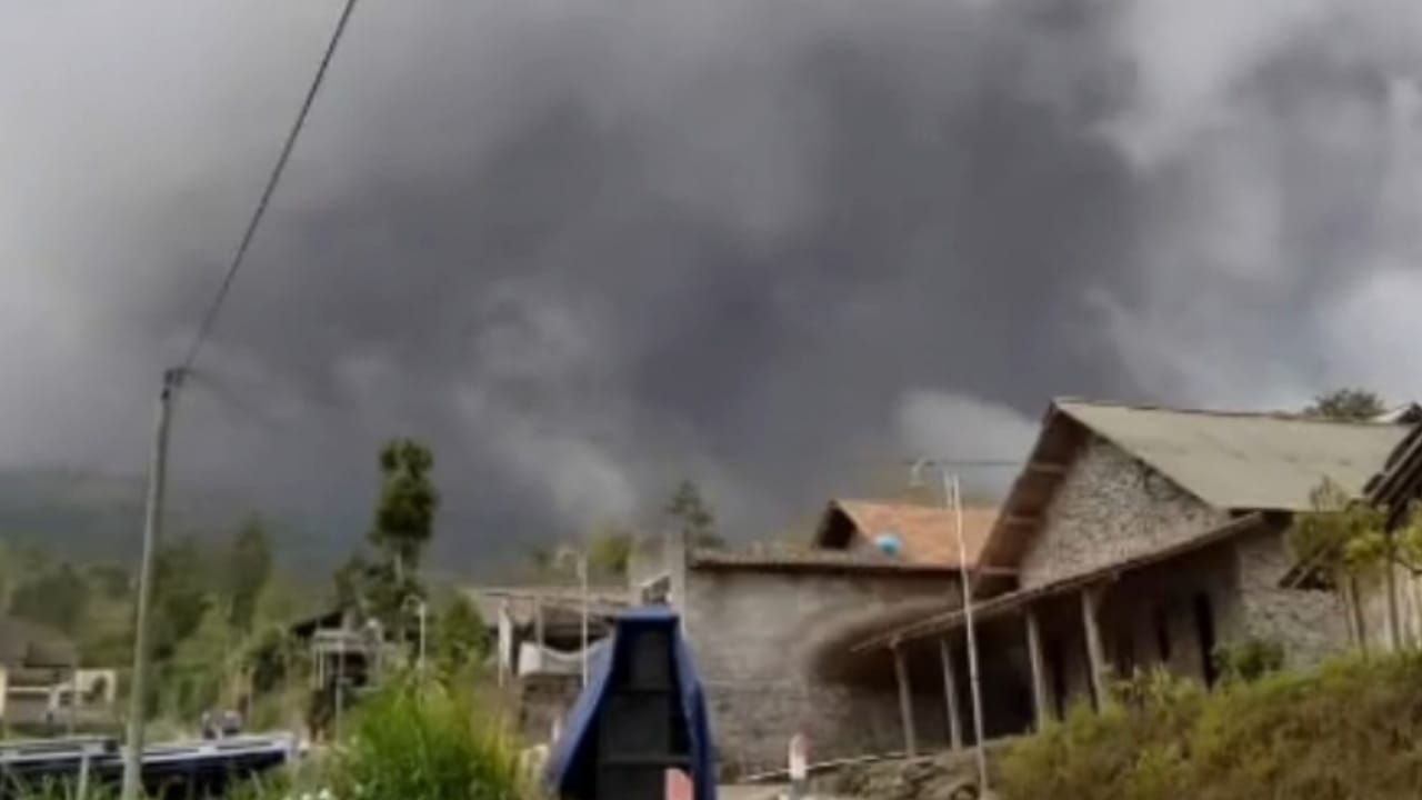 Gunung Merapi kembali Menyemburkan Awan Panas Sejumlah Desa di Kabupaten Boyolali Hujan Abu Vulkanik