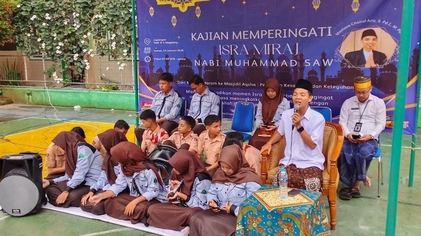 Diguyur Hujan, Peringatan Isra Miraj di SMKN 2 Magelang Tetap Khidmat dan Penuh Makna
