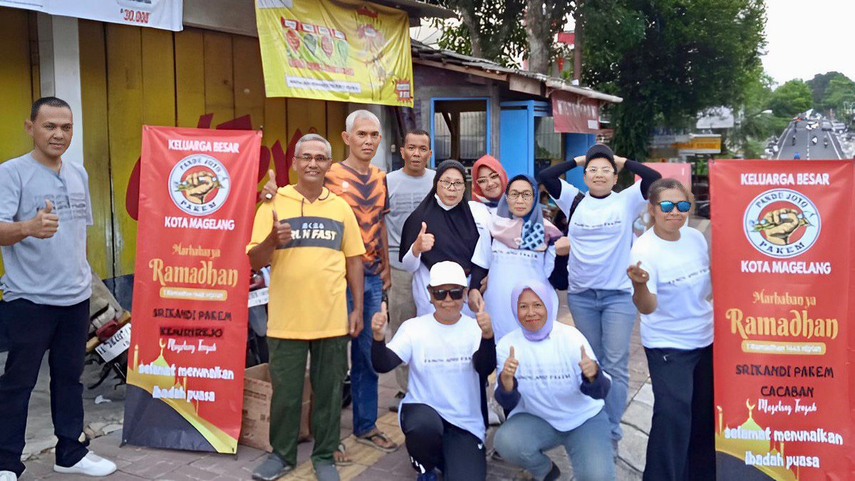 Bagikan Takjil Gratis, Pandu Joyo Pakem Kelurahan Kemirirejo dan Cacaban Kota Magelang Bersatu