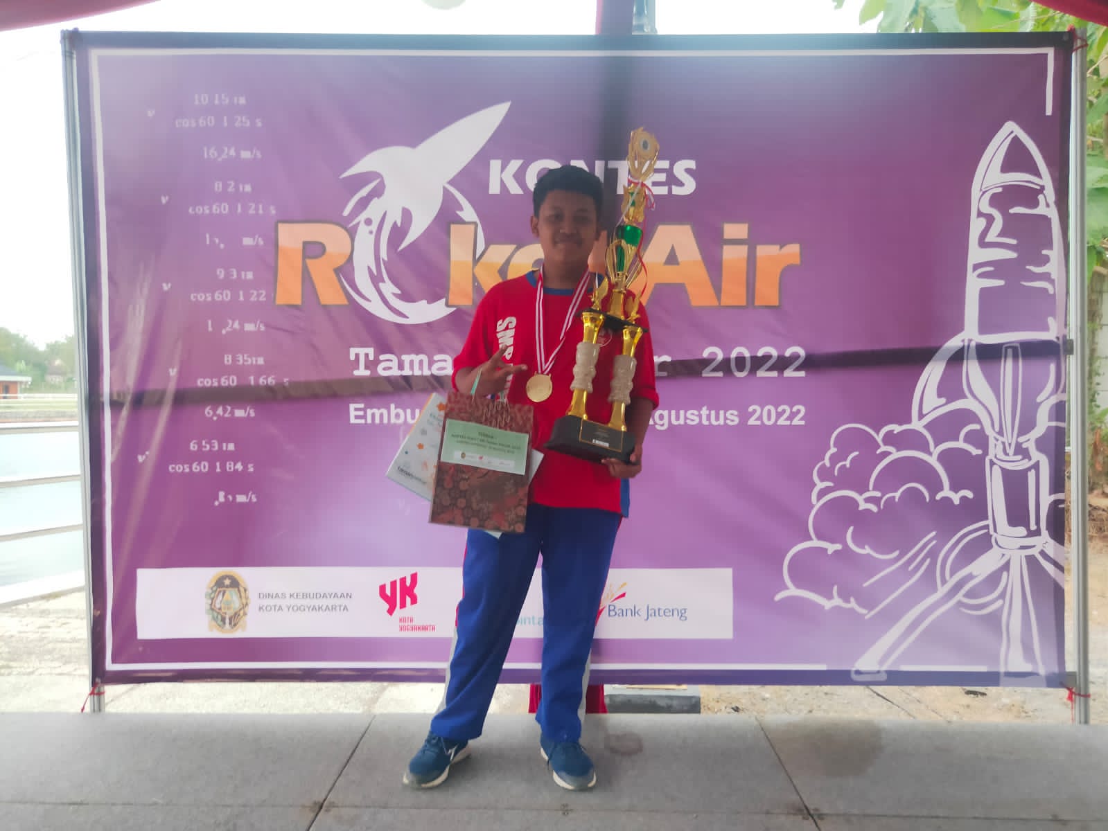 Siswa SMP Mutual Raih Juara I Lomba Roket Air Regional Jateng-DIY