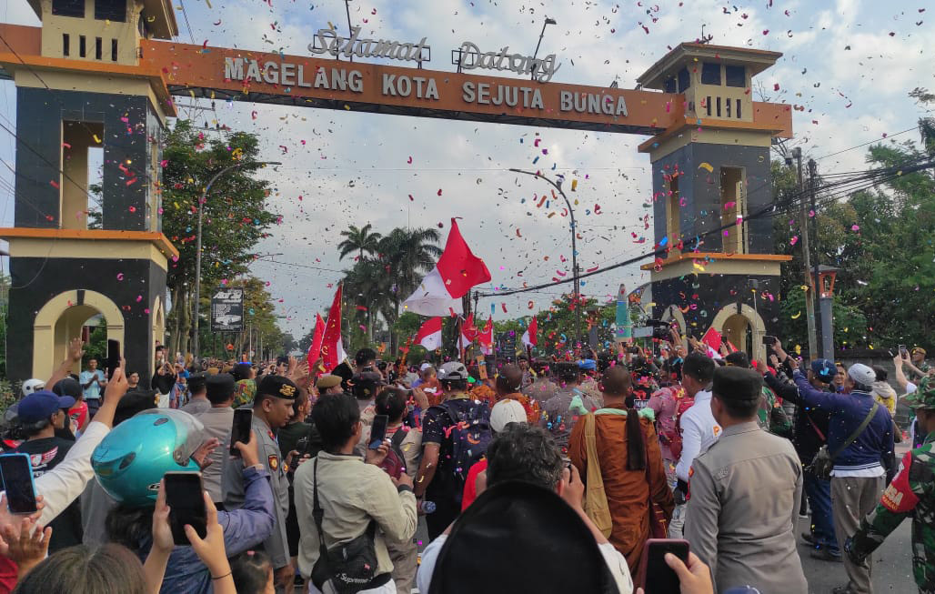 Keramahan Para Biksu Thudong Layani Ribuan Warga Magelang Berfoto Selfie