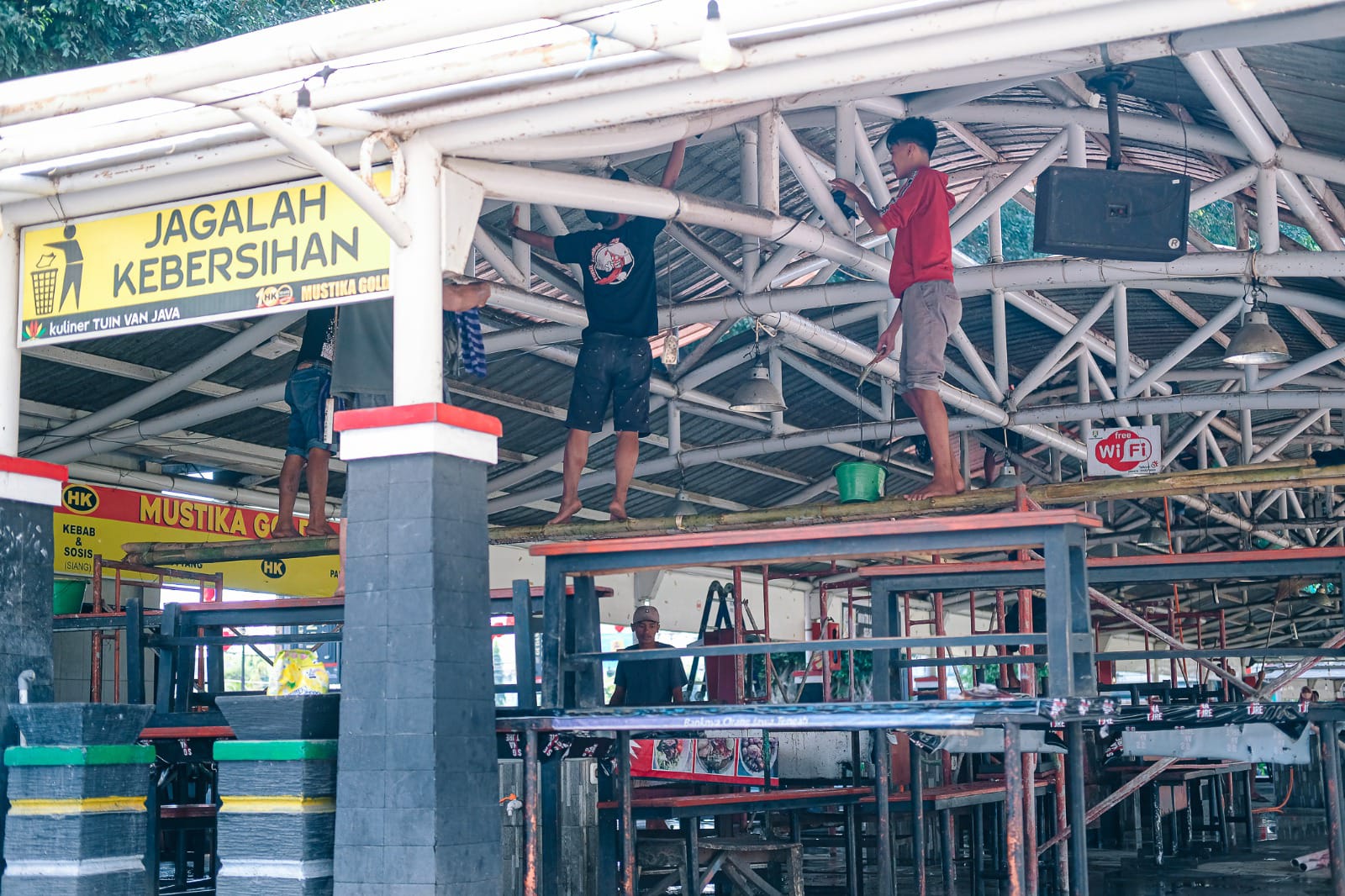 Pedagang Kuliner TVJ Kota Magelang Kompak Bebersih Shelter di Hari Libur
